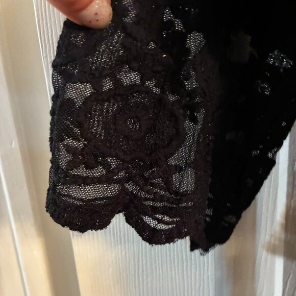 Capri Black Lace Top - EUC - Picture 3 of 9